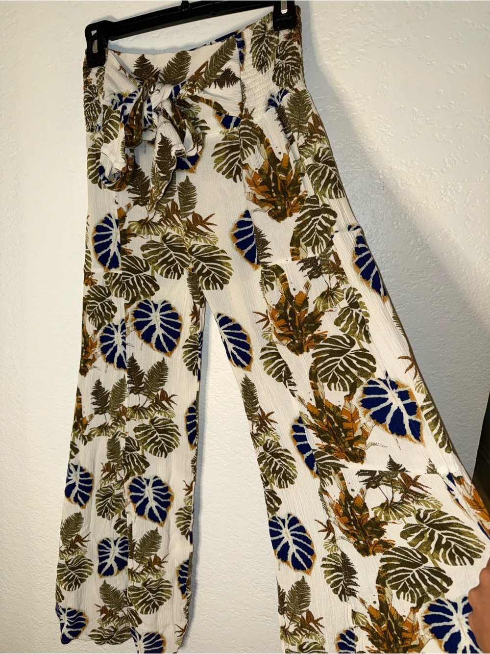 Wide-Leg Leaf Print Pants in White with Olive & Blue
